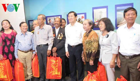 Staatspräsident  Truong Tan Sang trifft ehemalige vietnamesische Gefangene - ảnh 1