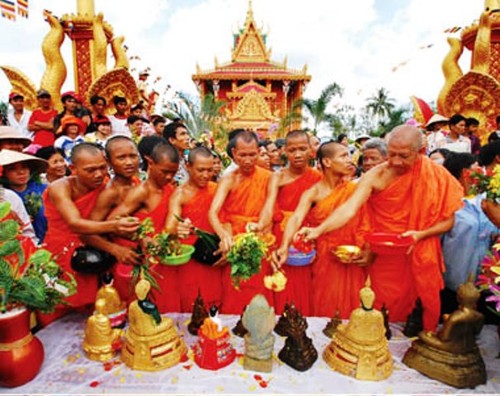 Das Chol Chnam Thmay-Fest der Volksgruppe der Khmer - ảnh 1
