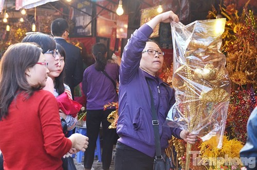 Besucher im Tempel Tay Ho nach dem Tetfest - ảnh 10