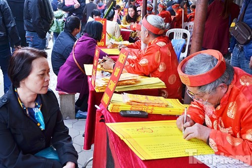 Besucher im Tempel Tay Ho nach dem Tetfest - ảnh 11