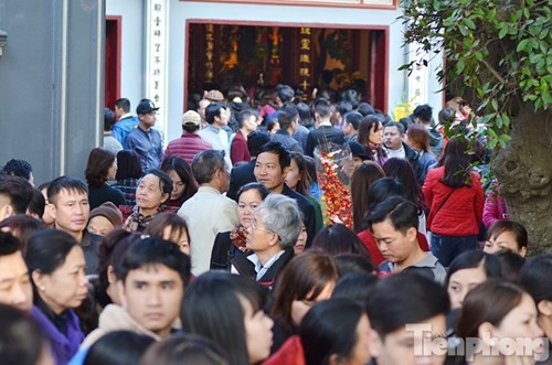 Besucher im Tempel Tay Ho nach dem Tetfest - ảnh 14