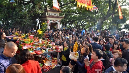 Besucher im Tempel Tay Ho nach dem Tetfest - ảnh 1