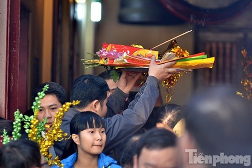Besucher im Tempel Tay Ho nach dem Tetfest - ảnh 6