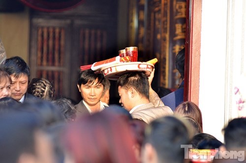 Besucher im Tempel Tay Ho nach dem Tetfest - ảnh 7