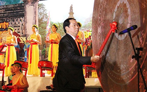 Staatspräsident Tran Dai Quang nimmt am traditionellen Truong Yen-Fest teil - ảnh 1
