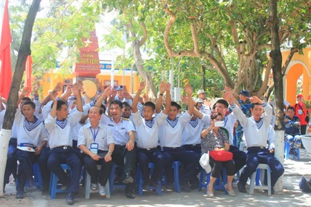 Auslandsvietnamesen besuchen Truong Sa - ảnh 12