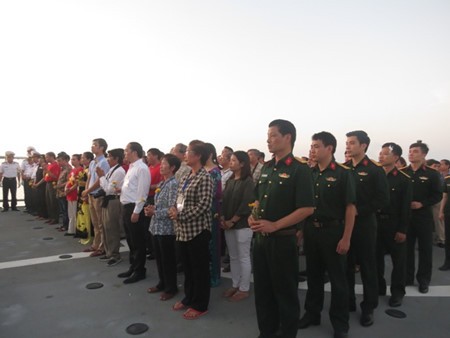 Auslandsvietnamesen besuchen Truong Sa - ảnh 15