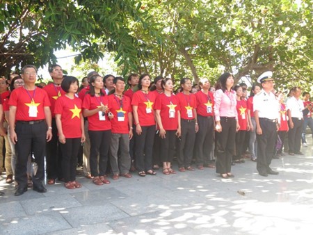 Auslandsvietnamesen besuchen Truong Sa - ảnh 17