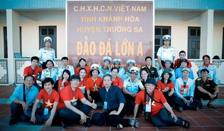Auslandsvietnamesen besuchen Truong Sa - ảnh 5