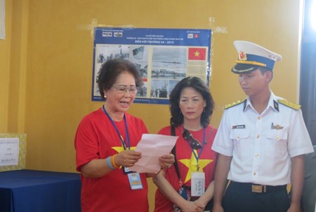 Auslandsvietnamesen besuchen Truong Sa - ảnh 6