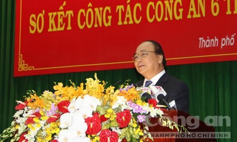 Premierminister Nguyen Xuan Phuc fordert mehr Sicherheit für Wirtschaftsentwicklung - ảnh 1