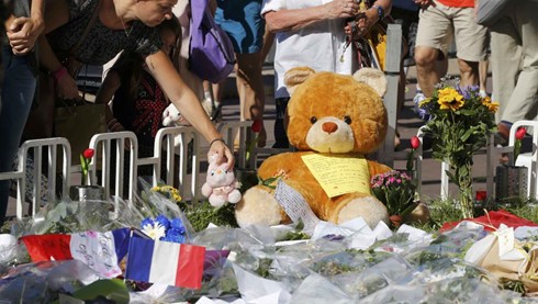 Dreitätige Staatstrauer für Opfer des Terrors in Nizza - ảnh 1