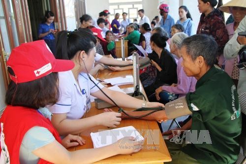 Kostenlose Gesundheitsuntersuchungen und Medikamente für 1000 arme Menschen in Ha Tinh - ảnh 1