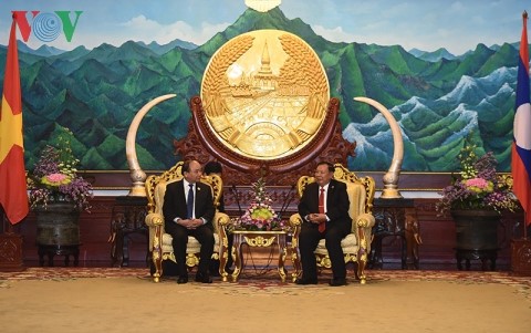 Premierminister Nguyen Xuan Phuc trifft Spitzenpolitiker aus Laos - ảnh 1