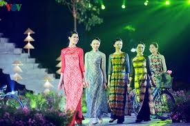 Ao Dai-Festival Hanoi vermittelt kulturelle Botschaft  - ảnh 1