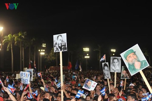 Bewegende Bilder zur Trauerfeier des Revolutionsführers Fidel Castro - ảnh 2