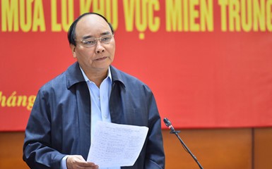 Premierminister Nguyen Xuan Phuc leitet die Online-Konferenz über Hochwasser in Zentralvietnam - ảnh 1
