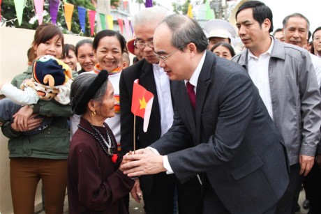 Nguyen Thien Nhan besucht Katholiken - ảnh 1