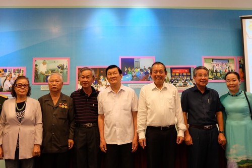 Ständiger Vizepremierminister Truong Hoa Binh trifft alte Revolutionäre - ảnh 1