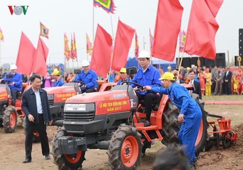 Staatspräsident Tran Dai Quang nimmt am Fest des Reisanbaus in Doi Son teil - ảnh 1