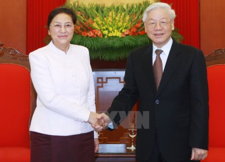 KPV-Generalsekretär Nguyen Phu Trong empfängt laotische Parlamentspräsidentin  - ảnh 1