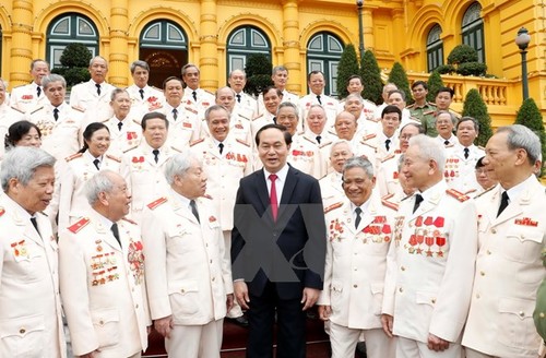 Staatspräsident Tran Dai Quang empfängt Vertreter der Polizei im Vietnamkrieg - ảnh 1