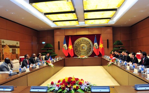 Verstärkung der umfassenden Beziehungen zwischen vietnamesischen und haitianischen Parlamenten - ảnh 1