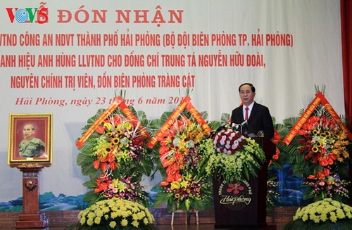 Staatspräsident Tran Dai Quang bei Verleihung des Titels “Held der Volksstreitkräfte“ in Hai Phong - ảnh 1