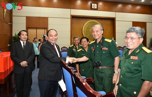 Premierminister Nguyen Xuan Phuc trifft Mitglieder des Vereins “Tradition von Truong Son” - ảnh 1
