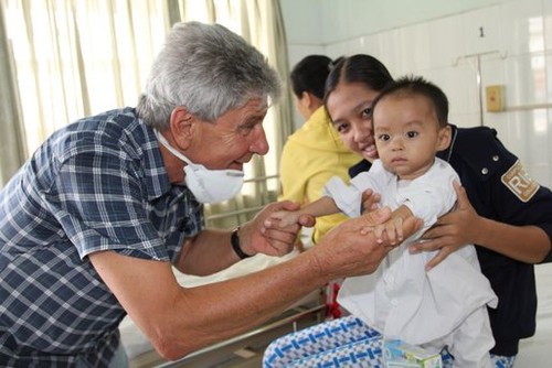 Claus Ruff, der „ein großes Herz” für vietnamesische Herzkrankenkinder hat. - ảnh 1