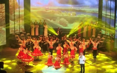 Staatspräsident Tran Dai Quang nimmt an Gala”Heldenhafter Gesang vom Oktober” teil - ảnh 1