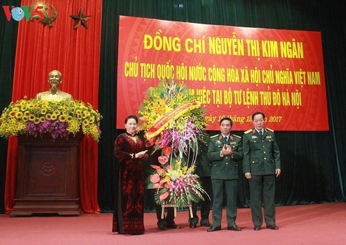 Parlamentspräsidentin Nguyen Thi Kim Ngan besucht Militärkommando in Hanoi - ảnh 1