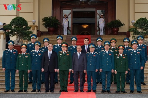 Premierminister nimmt an Feier zum 45. Jahrestag des Luftkampfsieges über Hanoi teil - ảnh 1