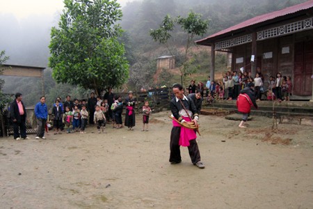 Verschiedene Volksgruppen in Vietnam feiern Tetfest - ảnh 1