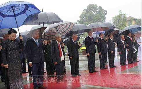 Vietnamesische Spitzenpolitiker legen Blumen vor dem Denkmal der gefallenen Soldaten nieder - ảnh 1