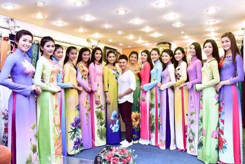 Vietnamesische Modeschöpfer bringen traditionelle Trachten Ao dai auf der Welt - ảnh 1