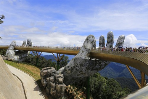 Cau Vang (Goldene Brücke) – Ein Bauwunder in Ba Na Hills - ảnh 1