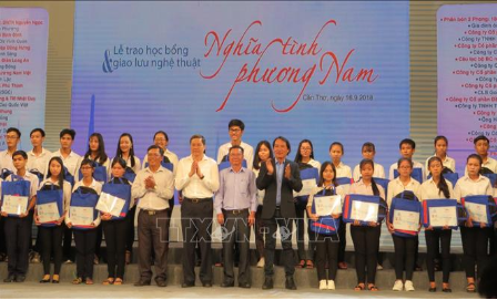 200 Stipendien für Studenten aus schiwierigen Verhältnissen im vietnamesischen Mekong-Delta - ảnh 1