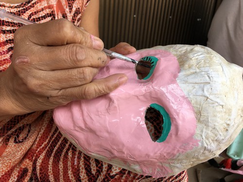 Letzte Familie in Hanoi, die Masken aus Boi-Papieren herstellt - ảnh 9