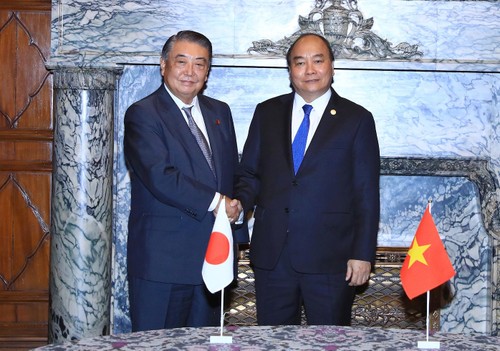 Premierminister Nguyen Xuan Phuc trifft Vorsitzenden japanisches Unterhauses - ảnh 1