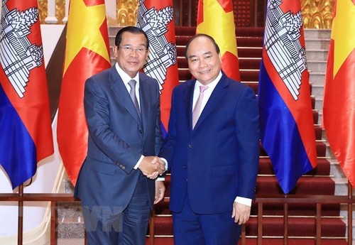 Premierminister Nguyen Xuan Phuc trifft kambodschanischen Amtskollegen Hun Sen - ảnh 1