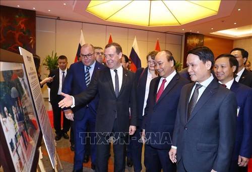 Russlands Premierminister Dmitri Medwedew besucht Ausstellung der traditionellen Beziehungen zwischen Vietnam und Russland - ảnh 1