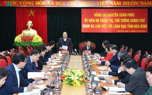 Premierminister Nguyen Xuan Phuc trifft wichtige Beamte von Hoa Binh - ảnh 1