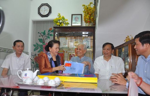 Parlamentspräsidentin Nguyen Thi Kim Ngan besucht Familien mit Verdiensten in Can Tho - ảnh 1