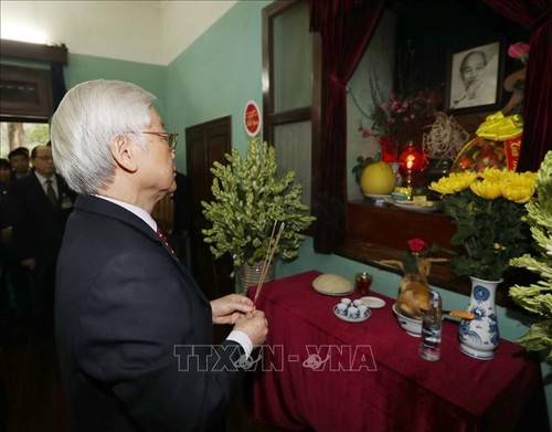 KPV-Generalsekretär, Staatspräsident Nguyen Phu Trong zündet Räucherstäbchen zu Ehren Ho Chi Minhs an - ảnh 1