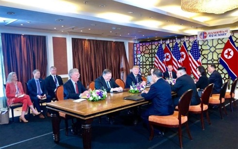 Fotos von US-Präsident Donald Trump und Nordkoreas Staatschef Kim Jong un beim Gipfeltreffen in Hanoi - ảnh 14