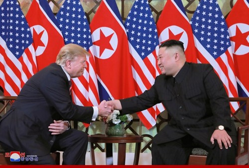Fotos von US-Präsident Donald Trump und Nordkoreas Staatschef Kim Jong un beim Gipfeltreffen in Hanoi - ảnh 2