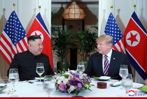 Fotos von US-Präsident Donald Trump und Nordkoreas Staatschef Kim Jong un beim Gipfeltreffen in Hanoi - ảnh 4