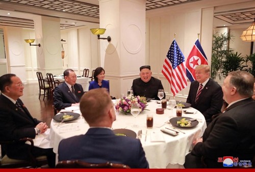 Fotos von US-Präsident Donald Trump und Nordkoreas Staatschef Kim Jong un beim Gipfeltreffen in Hanoi - ảnh 5