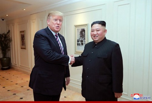 Fotos von US-Präsident Donald Trump und Nordkoreas Staatschef Kim Jong un beim Gipfeltreffen in Hanoi - ảnh 6